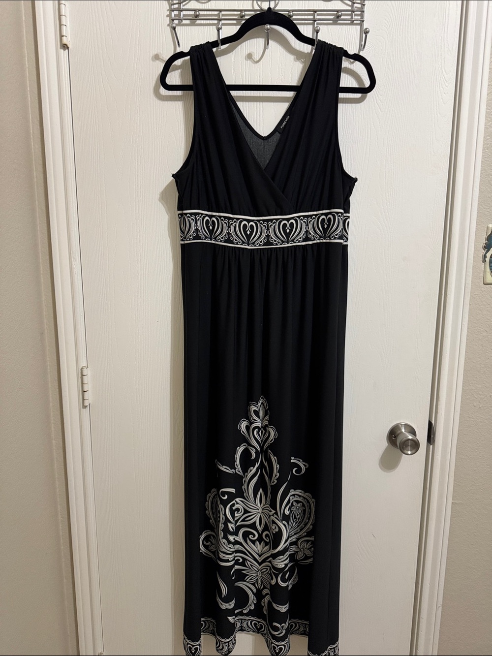 Forever Boho Black Maxi Dress V Neck Sleeveless Empire Waist Floral Motif XL - Picture 13 of 13